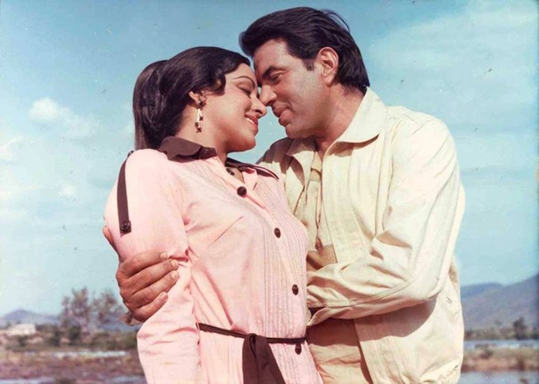 बॉलीवुड में कई प्रेम कहानियां ऐसी हैं जो काफी चर्चा में रही हैं। इनमें से कुछ लव स्टोरी शादी के साथ मुकम्मल हुईं तो वहीं कुछ ब्रेकअप और तलाक के साथ खत्म हुईं। लव मैरिज करने वाले कई सेलेब्स ऐसे हैं जिन्हें उनका प्यार साउथ इंडिया में मिला। इनमें से कुछ ने तो पहली पत्नी को तलाक देकर साउथ इंडिया से संबंध रखने वाली इन एक्ट्रेसेस से शादी रचा ली। आइए डालते हैं ऐसे ही सेलेब्स पर एक नजर: