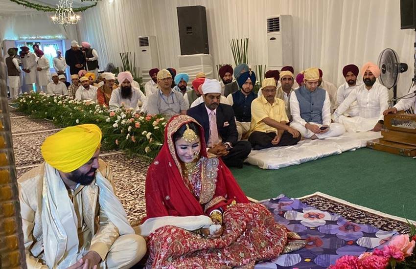 Bhagwant Mann Wedding: पंजाब के मुख्यमंत्री भगवंत मान (Punjab CM Bhagwant Mann) ने गुरुवार 7 जुलाई को गुरप्रीत कौर संग शादी रचा ली। यह भगवंत मान की दूसरी शादी (Bhagwant Mann Second Marriage) है। इससे पहले भगवंत मान की शादी इंदरप्रीत कौर से हुई थी जिनसे 2015 में उनका तलाक (Bhagwant Mann Divorce) हो गया था। तलाक के सात साल बाद मान ने दूसरी शादी रचाई है। ऐसा पहली बार नहीं है जब किसी मुख्यमंत्री ने दो शादियां की हों। इससे पहले भी मुख्यमंत्री पदों पर रह चुके नेताओं ने दो शादियां रचाई हैं। आइये जानते हैं उनके नाम: