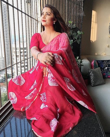 टीवी शो ये रिश्ता क्या कहलाता है (Yeh Rishta Kya Kehlata Hai) दर्शकों के बीच काफी पॉपुलर है। यह शो सालों से लोगों का मनोरंजन करता आ रहा है। इस शो ने कई कलाकारों खूब शोहरत बख्शी। ऐसा ही एक नाम है एक्ट्रेस निधि उत्तम (Nidhi Uttam) का। निधि को एग्जामिनेशन हॉल में उनका प्यार मिला था। आगे वही उनके हमसफर भी बने।