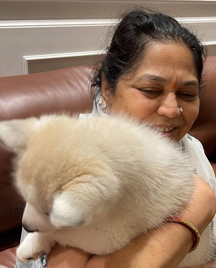 साधना गुप्ता को सार्वजनिक तौर पर अपनी पत्नी घोषित करने से पहले ही मुलायम सिंह ने प्रतीक को बतौर पिता अपना नाम दिया था। (यह भी पढ़ें- यूं साधना गुप्ता के करीब आए थे शादीशुदा मुलायम सिंह, जानिए लव स्टोरी)