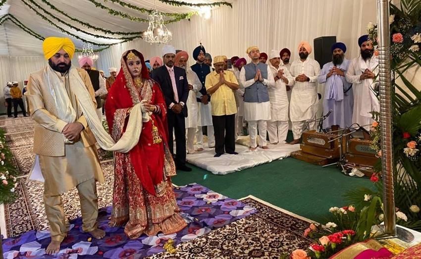 इस मौके पर मान के करीबियों के साथ ही आम आदमी पार्टी के कई बड़े नेता शामिल हुए।