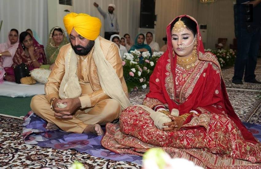 Bhagwant Mann Wedding Memes: पंजाब के मुख्यमंत्री भगवंत मान (Bhagwant Mann) और गुरप्रीत कौर (Gurpreet Kaur) शादी के बंधन में बंध चुके हैं। दोनों ने अपने करीबियों की मौजूदगी में फेरे लिए। गुरप्रीत कौर पेशे से डॉक्टर हैं। शादी के बाद जहां कुछ लोग भगवंत मान को बधाई दे रहे हैं, तो वहीं सोशल मीडिया पर कुछ लोग ऐसे हैं जो मजे ले रहे हैं। शादी की खबर सामने आते ही कई तरह के मीम्स (Memes on Bhagwant Mann Wedding) वायरल होने लगे हैं। डालते हैं नजर कुछ ऐसे ही वायरल मीम्स पर -
