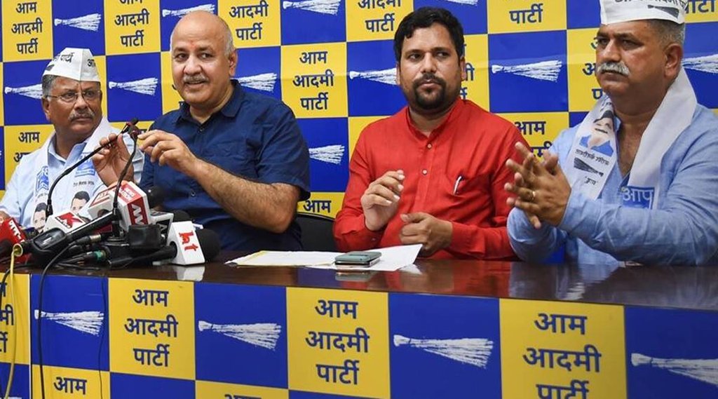 दिल्ली के डिप्टी सीएम मनीष सिसोदिया की मौजूदगी में आप में शामिल हुए दिल्ली विश्वविद्यालय के प्रोफेसर डॉ आदित्य नारायण मिश्रा और अन्य। (पीटीआई)