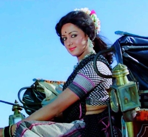 Hema Malini: फिल्म शोले में हेमा मालिनी का बसंती का किरदार भी कॉमेडी से भरपूर था। ये किरदार कितना पॉपुलर हुआ है ये बताने की जरूरत नहीं है।