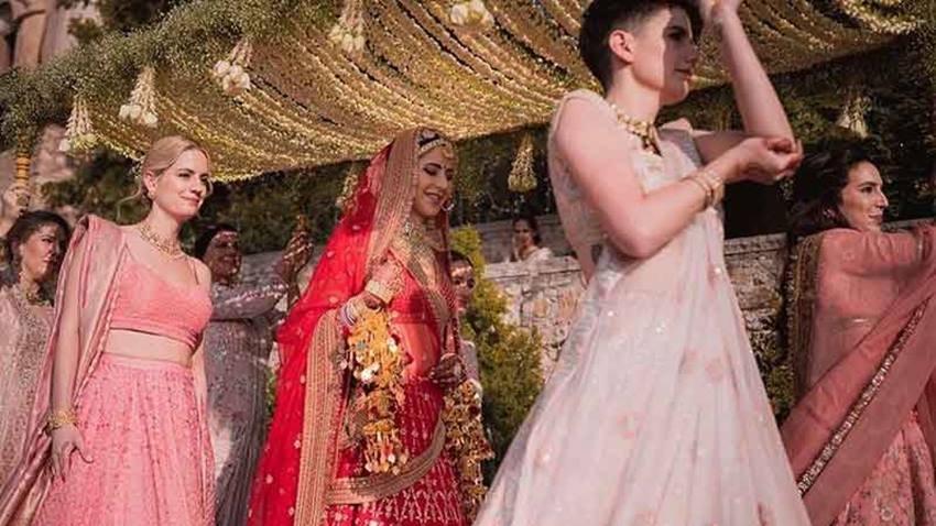 कैटरीना कैफ ने अपनी शादी को बेहद सीक्रेट रखा था। शादी में आने वाले मेहमानों पर भी कई तरह के प्रतिबंध लगाए गए थे। वह भी सोशल मीडिया में ट्रोल हुई थीं।