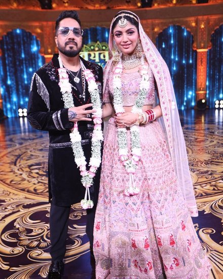 Akanksha Puri Wins Mika Di Vohti: सिंगर मीका सिंह (Mika Singh) के लाइफ पार्टनर की तलाश के लिए शुरू हुआ शो 'मीका दी वोटी' (Mika Di Vohti) अब खत्म हो गया है। शो में एक्ट्रेस और मॉडल आकांक्षा पुरी (Akanksha Puri) मीका का दिल जीतने में सफल रही हैं। वह मीका की करीब 12 साल पुरानी दोस्त भी हैं। हालांकि पहले आकांक्षा किसी और एक्टर को डेट कर रहीं थीं लेकिन फिर काफी कहासुनी के बाद दोनों का ब्रेकअप (Akanksha Puri Breakup) हो गया था। (Photo: Akanksha Puri Instagram)