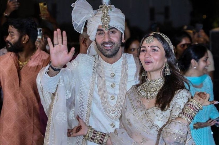 इस फेहरिस्त में सबसे पहला नाम रणबीर कपूर का आता है। यूं तो रणबीर का नाम कई लोगों के साथ जुड़ा। हालांकि तीन के साथ उनके अफेयर की खूब चर्चा हुई। ये तीन नाम हैं- दीपिका पादुकोण, सोनम कपूर और कैटरीना कैफ। रणबीर को आलिया में सच्चा प्यार मिला जिनसे उन्होंने शादी रचाई है।