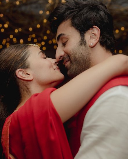जब आलिया भट्ट पहली बार कॉफी विद करण में आई थींं तब उन्होंने बताया था कि उन्हें रणबीर कपूर पर क्रश है और उनसे शादी करना चाहती हैं। उनका यह सपना अब सच हो चुका है। दोनों ने अप्रैल 2022 में शादी की है। (Photo: Alia Bhatt Instagram) (यह भी पढ़ें: प्रेग्नेंसी इंजॉय कर रही हैं आलिया भट्ट और सोनम कपूर, 2022 में अब तक इन एक्ट्रेसेस के घर गूंज चुकी है किलकारी)