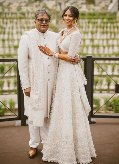 Lalit Modi Daughter Aliya Modi: बिजनेसमैन ललित मोदी (Lalit Modi) और एक्ट्रेस सुष्मिता सेन (Sushmita Sen) का रिश्ता कुछ दिनों से चर्चा में हैं। ललित मोदी ने सुष्मिता सेन संग अपने रिश्ते को ऑफिशियल कर दिया है और बताया है कि दोनों एक-दूसरे को डेट (Lalit Modi and Sushmita Sen Dating) कर रहे हैं। सुष्मिता सेन ने भले ही शादी न की हो लेकिन उनकी दो बेटियां हैं। वहीं ललित मोदी के भी पहली पत्नी मीनल मोदी (Minal Modi) से दो बच्चे, बेटी आलिया मोदी (Aliya Modi) और बेटा रूचिर मोदी (Ruchir Modi) है। मीनल मोदी की पहली शादी से भी एक बेटी करीमा सागरानी है। मीनल की 2018 में कैंसर की वजह से मौत (Minal Modi Death) हो गई थी। ललित मोदी की बेटी आलिया मोदी खूबसूरती के मामले में सुष्मिता सेन को भी टक्कर देती हैं। 