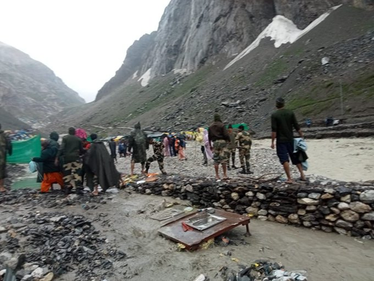 Amarnath Cloudburst: अमरनाथ यात्रा से शुक्रवार की शाम एक बुरी खबर सामने आई। 8 जुलाई की शाम करीब साढ़े पांच बजे अमरनाथ की गुफा के पास बादल फट गया। इसमें 16 लोगों की मौत हो चुकी है। कई लोग लापता भी हैं। भारतीय सेना के नेतृत्व में एनडीआरएफ, एसडीआरएफ और आईटीबीपी की टीमें राहत और बचाव कार्य में जुटी हैं। (Photo: BSF Twitter)