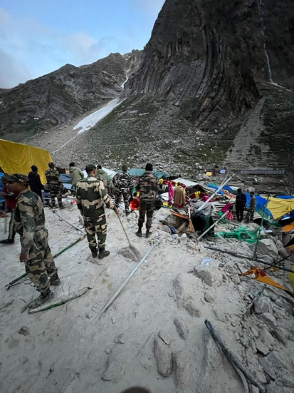 मीडिया रिपोर्ट्स के मुताबिक शुक्रवार को करीब 8-10 हजार लोग यात्रा में शामिल थे। देर शाम अमरनाथ गुफा के पास ही बादल फट गया। (Photo: BSF Twitter)