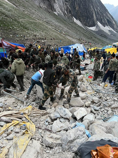इस त्रासदी में 45 से ज्यादा लोग घायल हैं। इसके अलावा, 48 लोगों के लापता हैं। इनकी तलाश में रेस्क्यू टीमें लगातार काम कर रही हैं। (Photo: BSF Twitter)