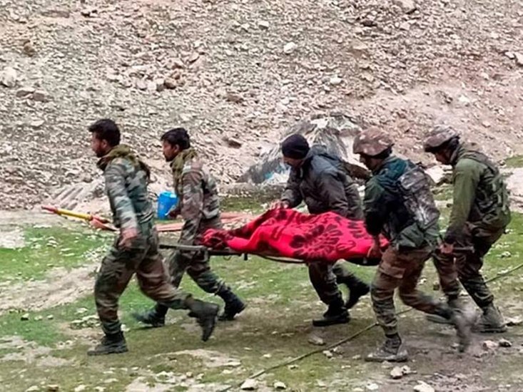 राहत बचाव का काम लगातार जारी है। इस दौरान यात्रा को रोक दिया गया है। मौसम साफ होने के बाद यात्रा फिर से चालू होगी। (Photo- PTI)