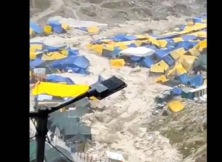 बादल फटने से वहां पर श्रद्धालुओं द्वारा लगाए कई टेंट बह गए। इसमें 16 लोगों की मौत की पुष्टि हुई है।
