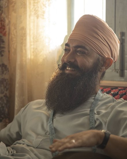 इस सीक्वेंस के दौरान ही आमिर खान के घुटनों पर चोट लगी थी लेकिन आमिर ने पेन किलर खाकर इस सीन की शूटिंग को जारी रखा। (Photo: Amir Khan Productions Instagram)