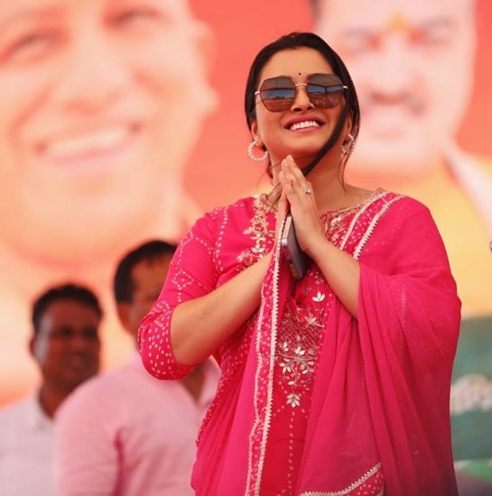 आम्रपाली ने सौरभ के साथ रीमिक्स करके इंस्टाग्राम पर रील भी बनाई है और दोनों 'देखा एक ख्वाब' गाने पर एक्टिंग करते नजर आ रहे हैं। (Photo: Amrapali Dubey Instagram) (यह भी पढ़ें: एटीट्यूड को जरूरी मानती हैं रानी चटर्जी, अच्छे रिलेशन के लिए ये फंडा अपनाती हैं भोजपुरी एक्ट्रेस)