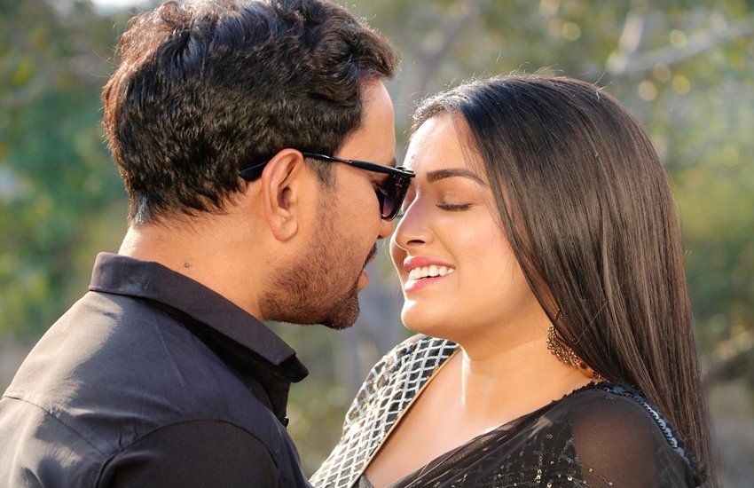 Amrapali Dubey: आम्रपाली दुबे का नाम भोजपुरी की टॉप और सबसे महंगी एक्ट्रेसेस (Bhojpuri Top Actresses) में शामिल है। वह अपनी फिल्मों के अलावा भोजपुरी एक्टर और बीजेपी सांसद दिनेश लाल यादव निरहुआ (Dinesh Lal Yadav Nirhua) संग अपनी बॉन्डिंग को लेकर चर्चा में रहती हैं। कई बार यह अफवाहें उड़ी हैं कि दोनों एक-दूसरे संग रिलेशनशिप (Amrapali and Nirhua Relationship) में हैं। (Photo: Amrapali Dubey Instagram)