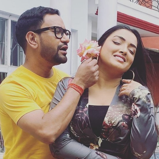 साथ ही आम्रपाली ने कहा कि निरहुआ ने मुझे 25 फिल्मों तक झेला है और मुझे झेलने के लिए उन्हें ऑस्कर मिलना चाहिए। (यह भी पढ़ें: निरहुआ संग मशहूर है बॉन्डिंग, आज तक अनमैरिड हैं आम्रपाली दुबे, खुद बताई थी शादी ना करने की वजह)