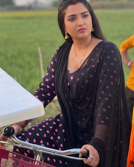 Amrapali Dubey Black Dress: आम्रपाली दुबे भोजपुरी सिनेमा का बहुत बड़ा नाम बन चुकी हैं। आम्रपाली के नाम कई सुपरहिट भोजपुरी फिल्में दर्ज हैं। आम्रपाली ने साल 2014 में दिनेश लाल यादव (Dinesh Lal Yadav) उर्फ निरहुआ (Nirahua) के साथ निरहुआ रिक्शावाला से अपना डेब्यू किया था। तब से लेकर आज तक उन्होंने कभी पीछे मुड़कर नहीं देखा।