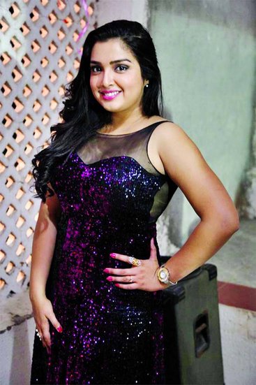 आम्रपाली दुबे यूं तो हर रंग के लिबास में बेहद खूबसूरत लगती हैं लेकिन काला रंग उनपर कुछ ज्यादा ही जचता है।