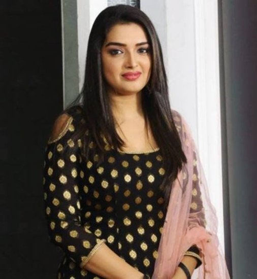 ट्रेडिशनल हों ये फिर वेस्टर्न, हर तरह के काले लिबास में आम्रपाली काफी खूबसूरत लगती हैं।