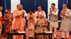 चाय पे चर्चा के दौरान समन्‍वय के लिए गवर्नर आनंदी बेन पटेल ने दिए सीएम योगी आदित्‍यनाथ को टिप्‍स