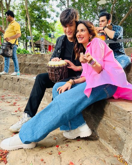 एक्ट्रेस अनेरी वजानी (Aneri Vajani) कई टीवी शो का हिस्सा रही हैं। कुछ समय पहले तक वह टीवी के नंबर 1 शाे अनुपमा (Anupama) का भी हिस्सा थीं। इस वक्त वह 'खतरों के खिलाड़ी 12' (Khatron ke Khiladi 12) का हिस्सा हैं। वह टीवी एक्टर मोहसिन खान (Mohsin Khan) की 8 साल पुरानी दोस्त हैं। अनेरी वजानी ने हाल ही में एक इंटरव्यू में उन लोगों के बारे में बात की है जो उनकी बॉडी शेमिंग करते हैं। 