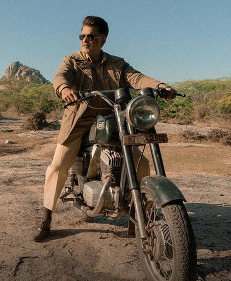 अनिल कपूर (Anil Kapoor) की बेटी व एक्ट्रेस सोनम कपूर इन दिनों प्रेग्नेंसी (Sonam Kapoor Pregnancy) इंजॉय कर रही हैं और जल्द ही खुशखबरी दे सकती हैं। अनिल कपूर भले ही नाना बनने वाले हैं लेकिन उम्र के इस पड़ाव में भी वह बेहद फिट और एक्टिव हैं। साथ ही उनके पास एक से बढ़कर एक प्रोजेक्ट हैं। हाल ही में उनकी फिल्म 'जुग जुग जियो' (Jug Jug Jeeyo) रिलीज हुई जिसे बॉक्स ऑफिस पर मिलाजुला रिस्पॉन्स मिला लेकिन उनकी एक्टिंग दर्शकों को बेहद पसंद आई। केवल अनिल कपूर (Anil Kapoor) ही ऐसे एक्टर नहीं हैं जो उम्र के इस पड़ाव में भी एक्टिव हैं बल्कि इंडस्ट्री के कई स्टार्स हैं जो अनिल कपूर की उम्र या उनसे भी बड़ी उम्र में भी एक्टिव हैं और काम कर रहे हैं। कई तो नाना-नानी, दादा-दादी भी बन चुके हैं। (Photo: Anil Kapoor Instagram)