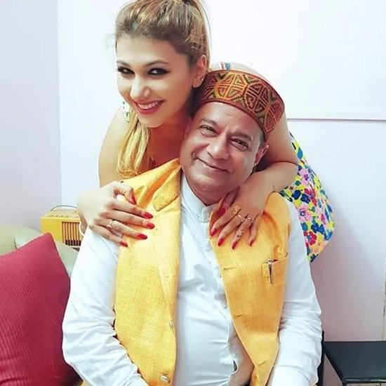 अनूप जलोटा 37 साल छोटी जसलीन मथारू संग रिलेशनशिप को लेकर भी खूब चर्चा में रहे थे।दोनों ने बिग बॉस 12 के घर में हिस्सा लिया था और अपने रिश्ते पर बात की थी। 