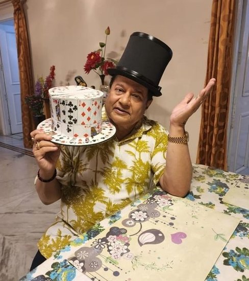 अनूप जलोटा अब तक तीन शादियां कर चुके हैं जिनमें से दो पत्नियों से उनका तलाक हो गया था और एक की मौत हो गई थी। (Photo: Anup Jalota Instagram)