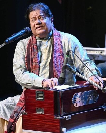 Anup Jalota Love Life and Divorce: भजन सम्राट के नाम से मशहूर अनूप जलोटा (Anup Jalota) ने अपने अब तक के करियर में एक से बढ़कर एक भजन गाए हैं। साथ ही क्लासिकल म्यूजिक में भी महत्वपूर्ण योगदान दिया है। अनूप जलोटा का संगीत करियर सफल रहा है लेकिन उनकी लव लाइफ (Anup Jalota Love Life) ज्यादा सफल नहीं रही है। आज अनूप जलोटा का जन्मदिन (Anup Jalota Birthday) है और वह 69 साल के हो गए हैं। इस मौके पर जानते हैं उनकी लव और मैरिड लाइफ के बारे में। (Photo: Anup Jalota Instagram)