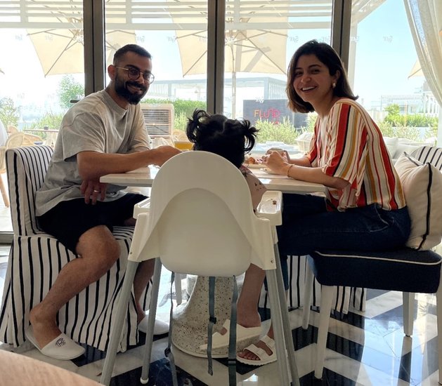 क्रिकेटर विराट कोहली (Virat Kohli) की पत्नी और बॉलीवुड की टॉप एक्ट्रेस में शामिल अनुष्का शर्मा (Anushka Sharma) ने साल 2017 में शादी की थी। वहीं जनवरी 2021 में दोनों के घर बेटी वामिका (Vamika Kohli) ने जन्म लिया था। वामिका डेढ़ साल की हो गई हैं लेकिन कपल आज तक बेटी का चेहरा दिखाने से बचता है। अब अनुष्का ने बेटी को लेकर कुछ बातें शेयर की हैं। 