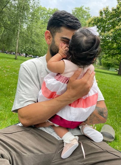 अनुष्का ने कहा कि इन दिनों वह अपनी बेटी की पसंद और नापसंद के बारे में सीख रही हैं।खासकर खाने के मामले में। (यह भी पढ़ें: इस एक्शन डायरेक्टर ने कपिल शर्मा को थप्पड़ मारकर निकाल दिया था सेट से बाहर, निर्देशक ने खुद सुनाया किस्सा)