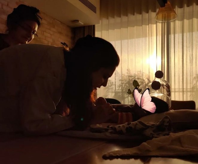 मैं अपनी बेटी को सही न्यूट्रिशन देने की कोशिश करती हूं लेकिन उसके बाद भी दिमाग में यही सवाल रहते हैं कि वामिका को सही डाइट मिल रही है या नहीं। (यह भी पढ़ें: पोस्ट प्रेग्नेंसी टीवी पर वापसी करने में अनीता हसनंदानी को आ रही मुश्किलें, स्ट्रगल को लेकर एक्ट्रेस ने कही ये बात)