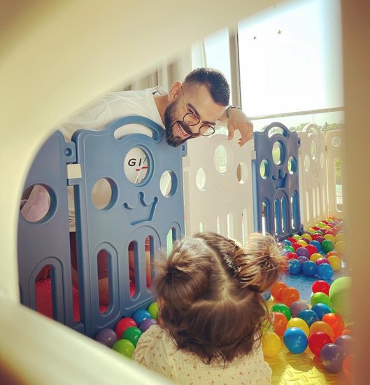 इन दिनों मैं रोजाना ही इस तरह के रोलर कोस्टर से गुजर रही हूं और वामिका की परवरिश के लिए अच्छे टिप्स सीख रही हूं। (All Photos: Virat Kohli and Anushka Sharma Instagram)