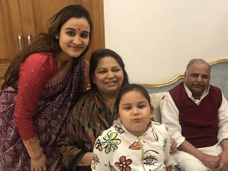 अपर्णा ने लिखा- पुरानी कहावत है कि ईश्वर सब जगह नहीं हो सकता। इसलिए उसने मां बनाई। मैं अगर इस कहावत को थोड़ा आगे बढ़ाऊं तो कहूंगी कि मां का प्यार दोगुना मिले। इसलिए हमें सासू-मां मिलती हैं।