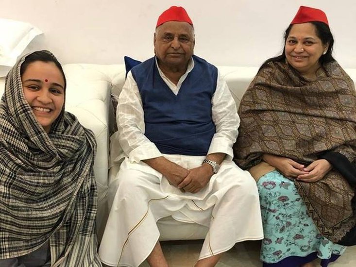 Aparna Yadav: अपर्णा यादव मुलायम सिंह (Mulayam Singh Yadav) की छोटी बहू हैं। अपर्णा की शादी दिवंगत साधना गुप्ता (Sadhana Gupta) के बेटे प्रतीक यादव (Prateek Yadav) से हुई है। सास साधना के निधन पर अपर्णा ने अपना दर्द बयां किया है। अपर्णा ने लिखा है कि हमारे नेताजी को सहारा देने वाली मां चली गईं।