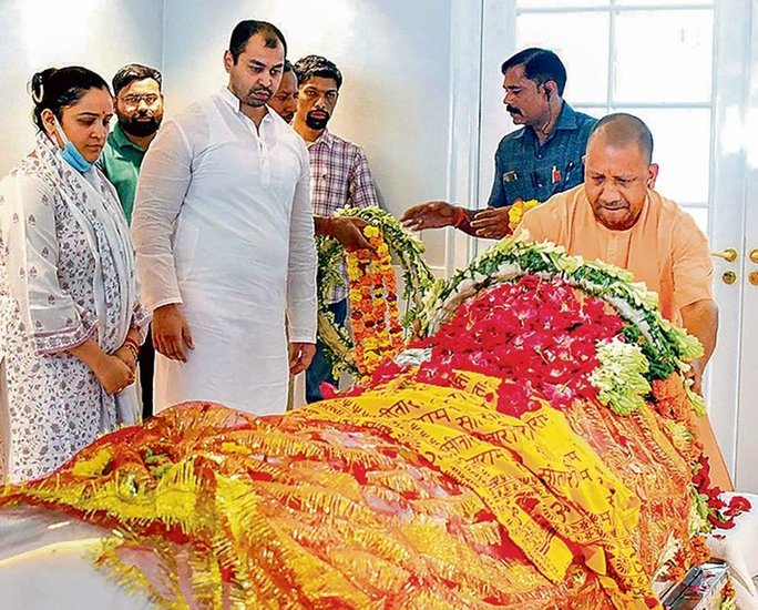 अपने लेटर के अंत में अपर्णा ने अपना दर्द बयां करते हुए लिखा आज जब वह अपनी अंतिम यात्रा पर चली गई, तो मेरी दुनिया ही उजड़ गई है। मैंने एक साथ अपनी मां, दोस्त, सखी और सबसे बढ़कर ऐसे संरक्षक को खो दिया है, जो धूप हो या बारिश हमेशा मेरे लिए खड़ी रहीं। 