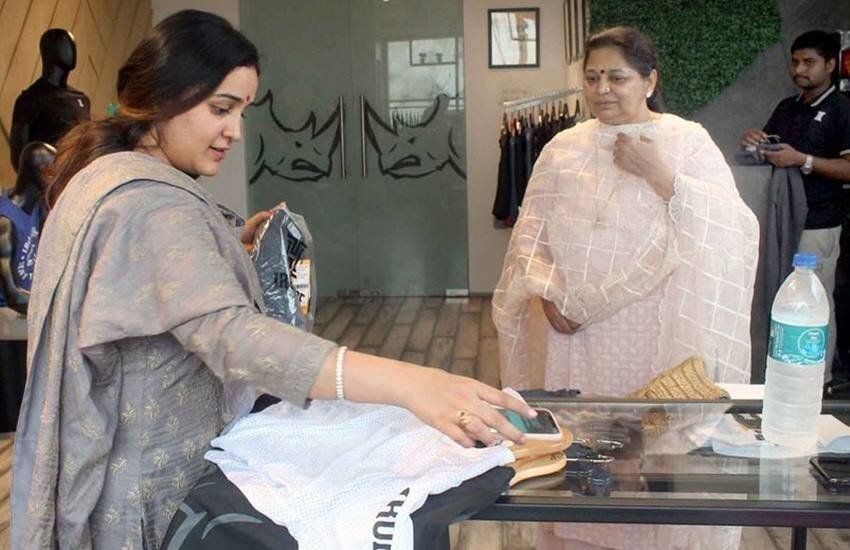 साधना गुप्ता को याद करते हुए अपर्णा ने आगे लिखा-  पहली मुलाकात से लेकर आज जब वह नहीं हैं, तब तक का उनका प्रेम और स्नेह मेरी आंखों के सामने किसी रील की तरह घूम रहा है।