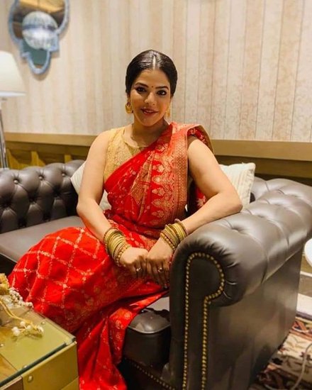 पश्चिम बंगाल सरकार के मंत्री पार्थ चटर्जी (Paarth Chaterjee) और अर्पिता मुखर्जी (Arpita Mukherjee) इन दिनों पूरे देश में चर्चा का विषय बने हुए हैं। दोनों ही ईडी (ED) के शिकंजे में हैं। अर्पिता मुखर्जी पार्थ चटर्जी की खास हैं। उनके दो फ्लैट से ईडी (प्रवर्तन निदेशालय) को अब तक करीब 50 करोड़ रुपये कैश और नकदी बरामद हुई है। आइए जानते हैं अर्पिता मुखर्जी से जुड़ी कुछ बातें: 
