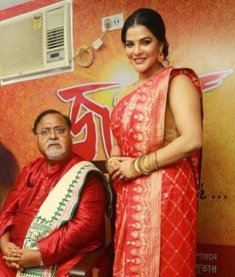 पश्चिम बंगाल में शिक्षक भर्ती घोटाले के मुख्य आरोपी और ममता बनर्जी सरकार के पूर्व मंत्री पार्थ चटर्जी (Partha Chatterjee) से साथ ही अर्पिता मुखर्जी (Arpita Mukherjee) पिछले कुछ दिनों से लगातार चर्चा में हैं। अर्पिता मुखर्जी के दो फ्लैट से अब तक 50 करोड़ रुपये कैश और कई करोड़ के गहने बरामद हुए हैं।