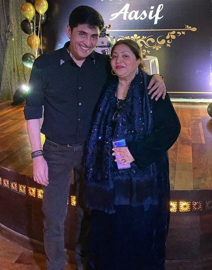 Bhabhi Ji Ghar Par Hain: टीवी शो 'भाभी जी घर पर हैं' दर्शकों के सबसे पसंदीदा शो में से एक है। हाल ही में इसमें मलखान (Malkhan) का किरदार निभाने वाले एक्टर दीपेश भान (Deepesh Bhan) की 41 साल की उम्र में मृत्यु हो गई है। शो में विभूति (Vibhuti) के किरदार को भी खूब पसंद किया जाता है। इस किरदार को आसिफ शेख (Asif Sheikh) ने निभाया है। 