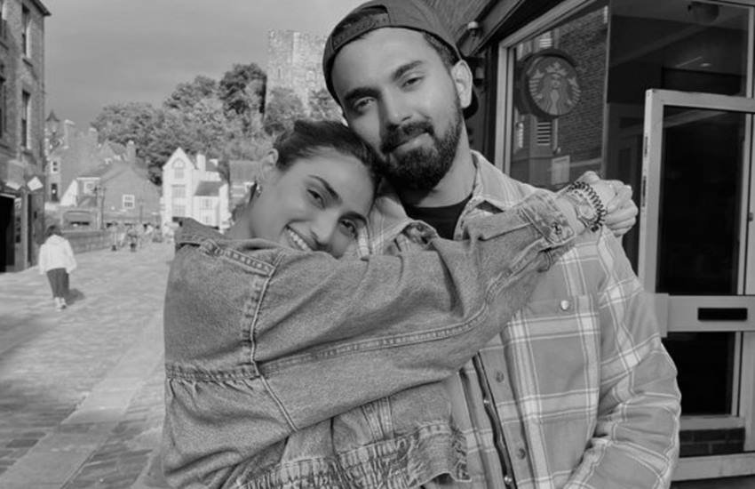 शादी की इन खबरों को अथिया शेट्टी ने अफवाह बताया। उन्होंने ऐसी चर्चाओं पर अपनी खीझ निकाली। अथिया ने सोशल मीडिया में लिखा कि मैं उम्मीद करती हूं कि मैं अपनी ही शादी में आमंत्रित होउंगी जो तीन महीने बाद ही हो रही है।