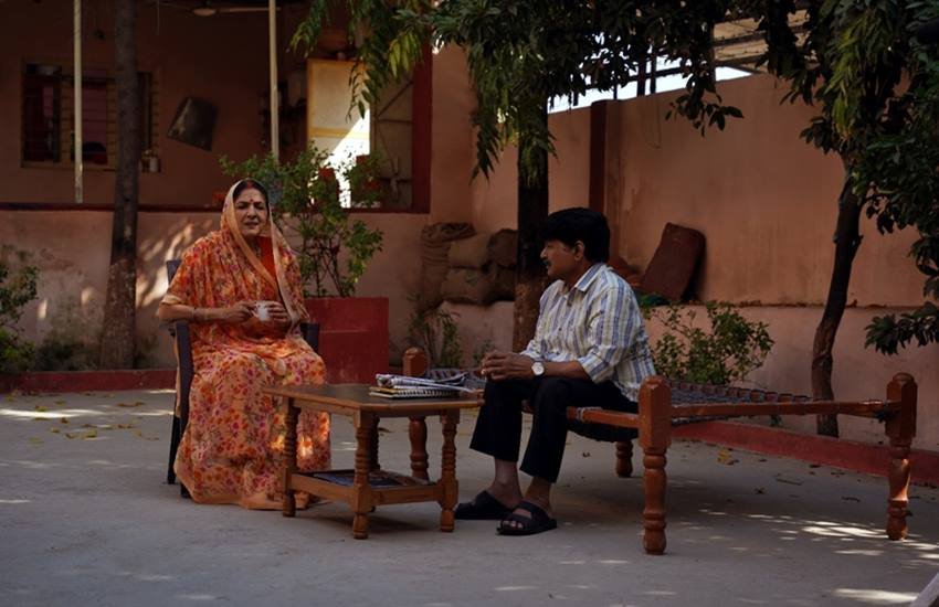 Popular Couples Of OTT: ओटीटी प्लेटफॉर्म पर हर सप्ताह कई लाजवाब वेब सीरीज और फिल्में रिलीज होती हैं। पिछले कुछ सालों में ओटीटी प्लेटफॉर्म काफी पॉपुलर हुआ है। ओटीटी पर कुछ ऐसी इंडियन वेब सीरीज हैं जिनमें दिखाए गए कपल्स को लोगों का खूब प्यार मिला। आइए डालते हैं ऐसे वेब सीरीज के कुछ बेहद चर्चित और पसंद किये जाने वाले कपल्स पर एक नजर: 