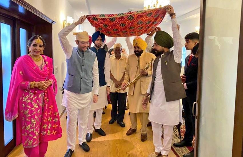 Bhagwant Mann Marriage: पंजाब के मुख्यमंत्री भगवंत मान फिर से दूल्हा बने हैं। गुरुवार 7 जुलाई को उन्होंने हरियाणा की रहने वाली गुरप्रीत कौर (Gurpreet Kaur) से शादी रचा ली। गुरप्रीत पेशे से डॉक्टर हैं। भगवंत मान के शादी की कुछ तस्वीरें सोशल मीडिया में आई हैं। देखिए: