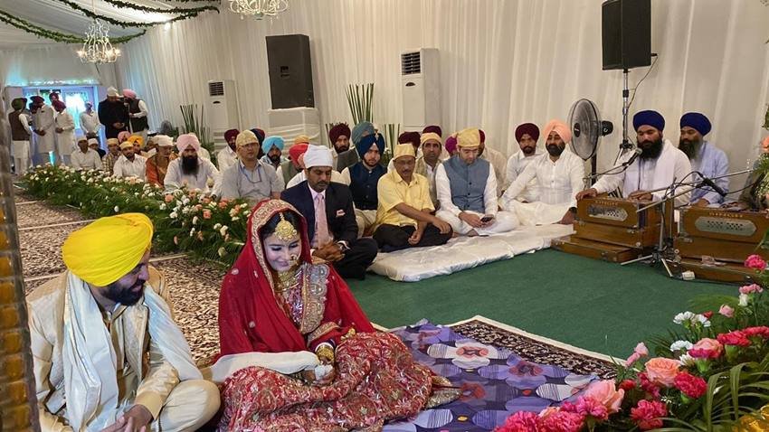 भगवंत मान अपनी शादी में सुनहरी शेरवानी में नजर आए तो वहीं गुरप्रीत लाल जोड़े में बेहद खूबसूरत नजर आईं।