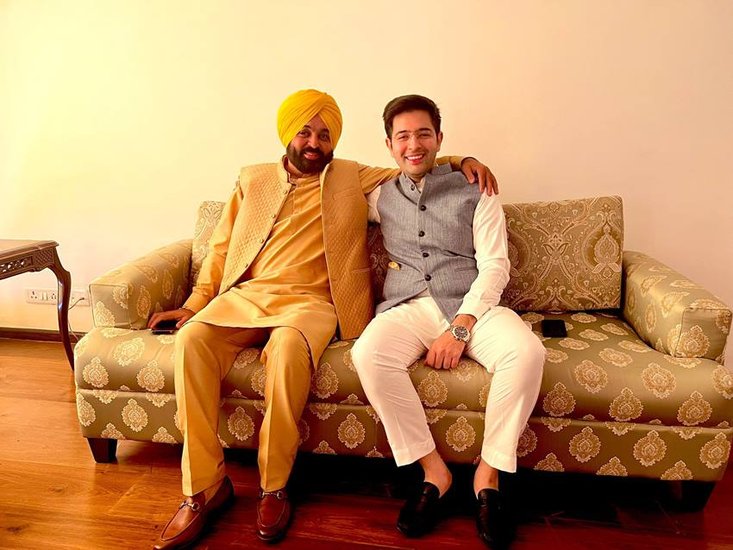 शादी से पहले राघव चड्ढा ने अपने साथी भगवंत मान के साथ यह तस्वीर शेयर की थी।