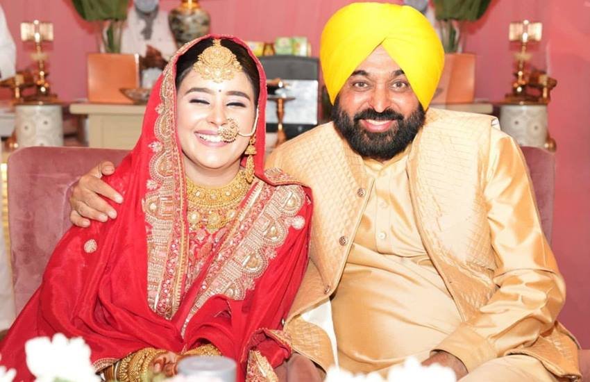 Bhagwant Mann Wedding: पंजाब के मुख्यमंत्री भगवंत मान ने 7 जुलाई को हरियाणा में कुरुक्षेत्र की गुरप्रीत कौर (Gurpreet Kaur) से शादी रचा ली। चंडीगढ़ के गुरुद्वारे में बेहद सादगी के साथ ये शादी हुई। शादी में कुछ खास लोगों को ही आमंत्रित किया गया था। देखिए शादी के बाद मेहमानों के साथ पंजाब सीएम की तस्वीरें: