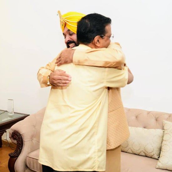 अरविंद केजरीवाल शादी में हर मौके पर भगवंत मान के साथ दिखे। य़े फोटो केजरीवाल ने अपने सोशल मीडिया अकाउंट पर शेयर की है।