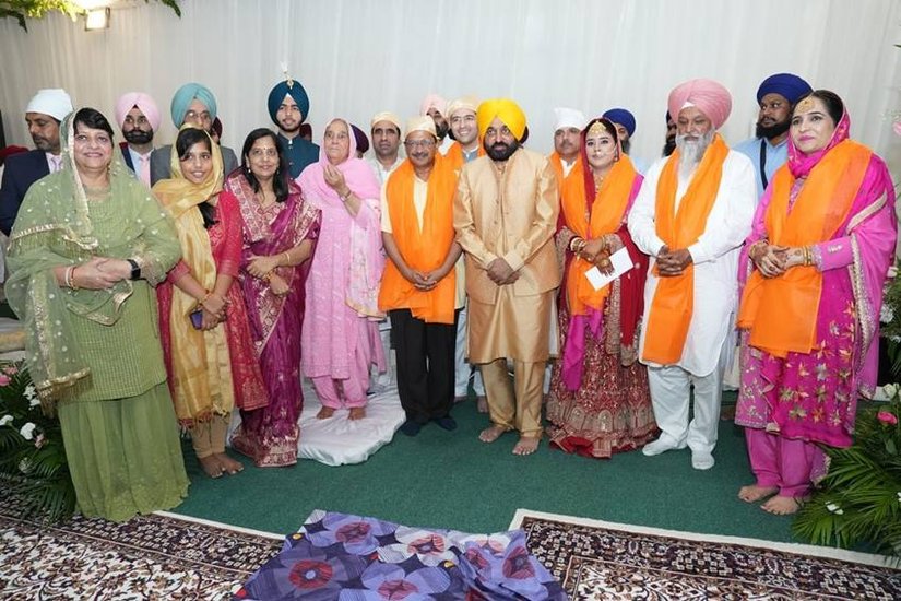 शादी संपन्न होने के बाद गुरुद्वारे में अपने करीबियों के साथ भगवंत मान।